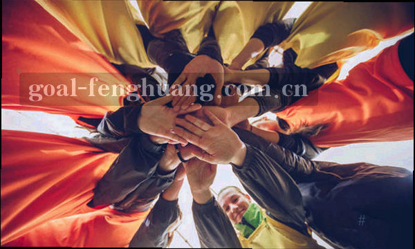 橙色与蓝色相间的速度线，象征数据流动